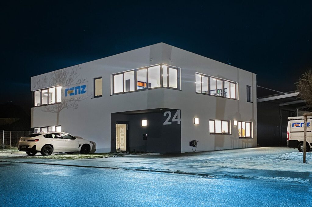 elektro renz gebäude nacht